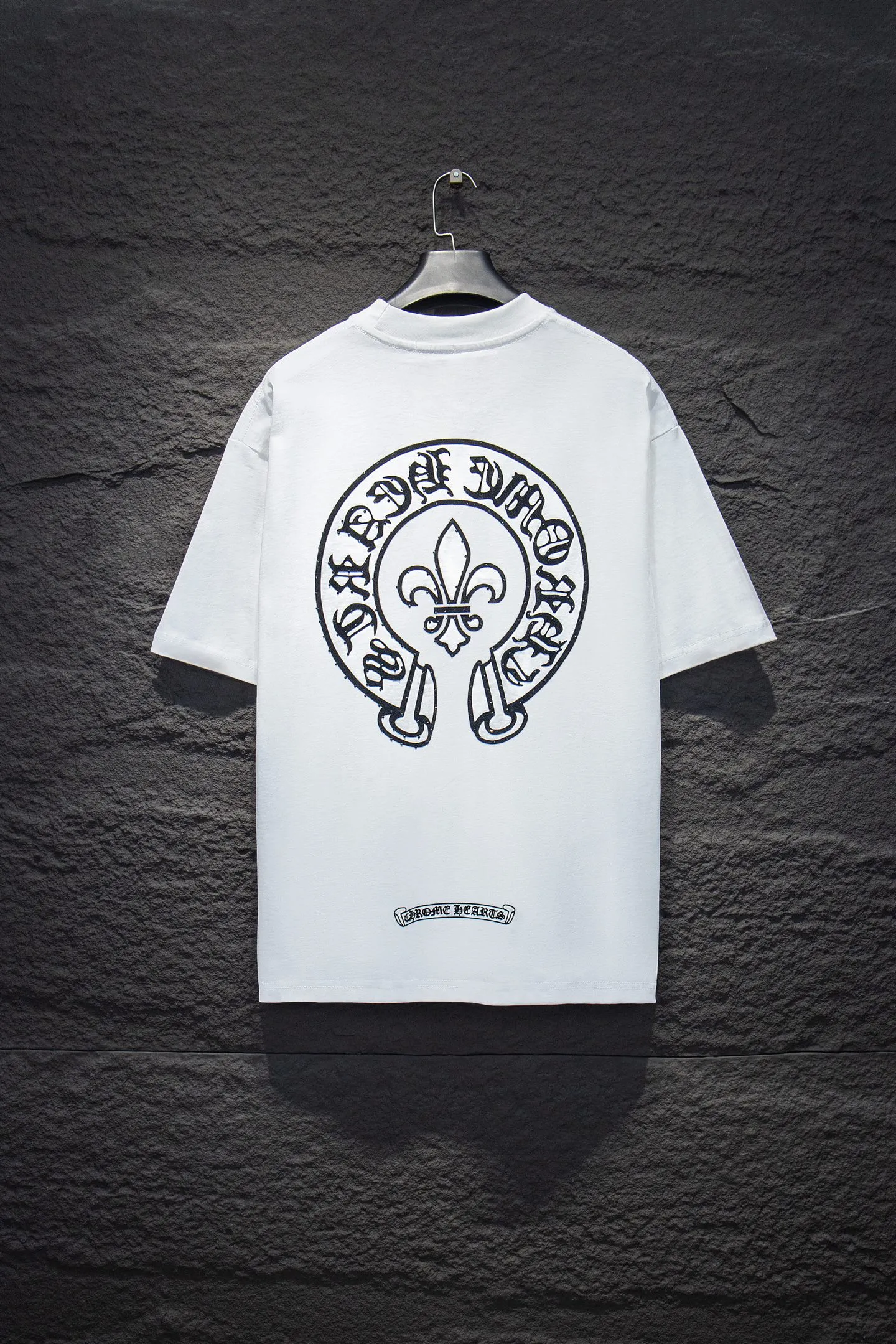 🅿️180 Style number: 7248# 🆕Chrome hearts 25ss os version is really charming. Chrome hearts are really unique. Every season’s new version is the best. It is very practical and can be worn casually✔️ - ⚠️100% cotton. Made of 32 double yarns and 260 grams of fabric. Made of imported knitting needle carded cotton, the thickness is moderate, drapey and contoured, making the upper body comfortable! ! It is very tolerant to fat body types and can instantly lose five pounds after wearing it!  Specially ordered many Austrian hot diamonds, which have the bling bling effect of natural crystals under the light, with multi-faceted reflective points, and the production cost is extremely high. The laser molding includes a computer engraving machine and a laser machine, which are accurate in granular units. Finally, it is hot and set at high temperature. After the hot stamping, the firmness needs to be tested repeatedly on the hot stamping. It can show colorful reflections under the light. The collar webbing extends to the shoulders for reinforcement, and the stitching at the joints. The hem and cuffs are all made of 0.2mm stitch double-thread stitching. They are carefully produced at a high cost. The attitude of making goods with a magnifying glass restores the quality and effect of the product. The full set of customized accessories only presents every detail to the customer. Printing is done using film printing, 50,000 positioning, which is very time-consuming. The addition of flocking elements to the body of the garment greatly increases the interest of the garment; unique visual effects. After special treatment, a unique effect is formed. An irregular hem is added to the version. This year's Kroxin is the main version. In the past two years, the oversize version has become the focus of the trend and has been a popular staple in the past two years. The change of designers has made this brand an instant hit. The progressive fashion of the times also needs the blood impact of fresh elements and trendy designs in order to continue its glory! It’s stylish both inside and outside, a must-have for high street travel! An absolute "eye-catching style" that can match couples 💏 Color: Black White Size: S M L XL